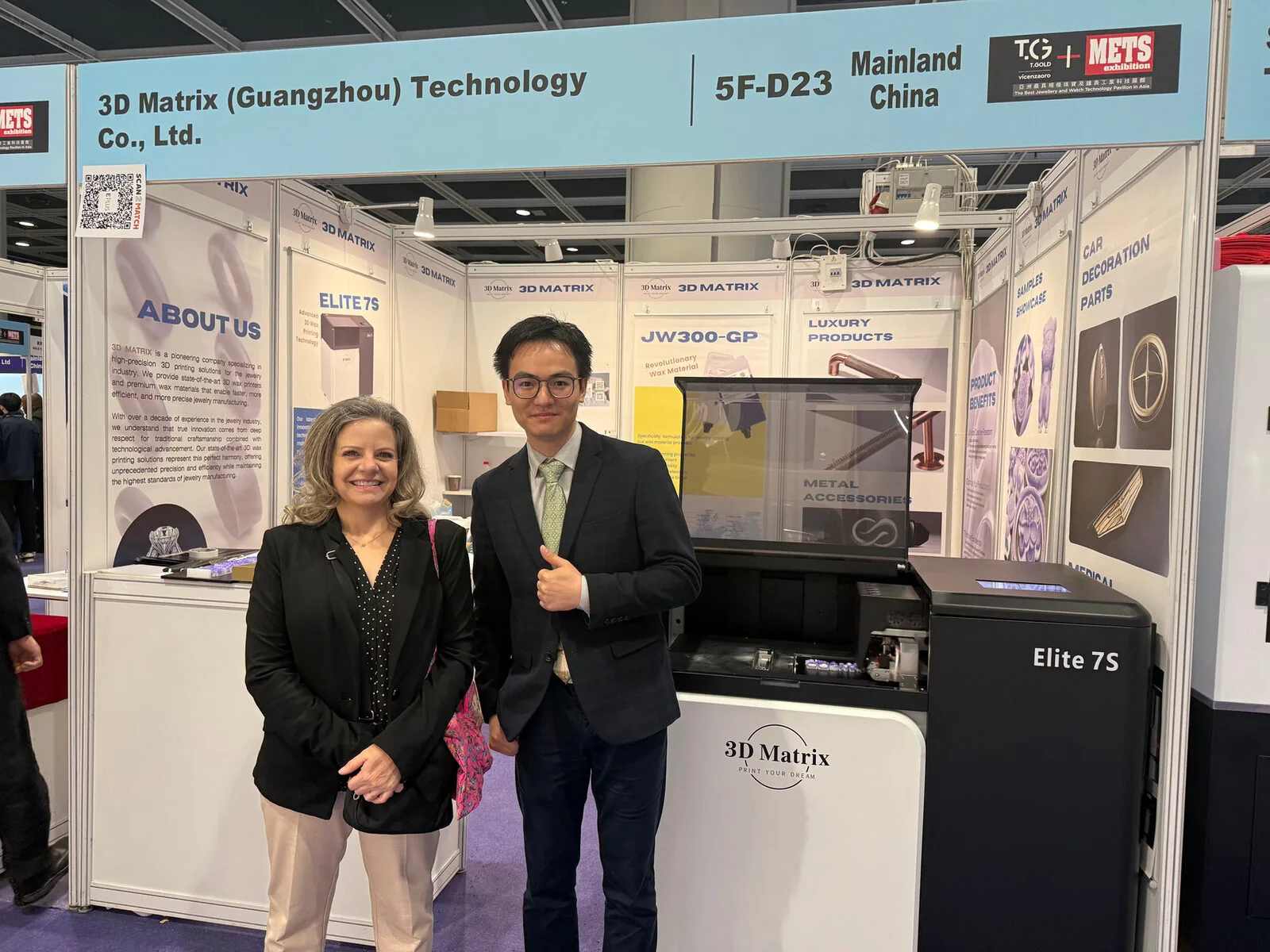 3D-printing jewelry equipment demonstration at the exhibition booth during the Hong Kong Jewellery Show