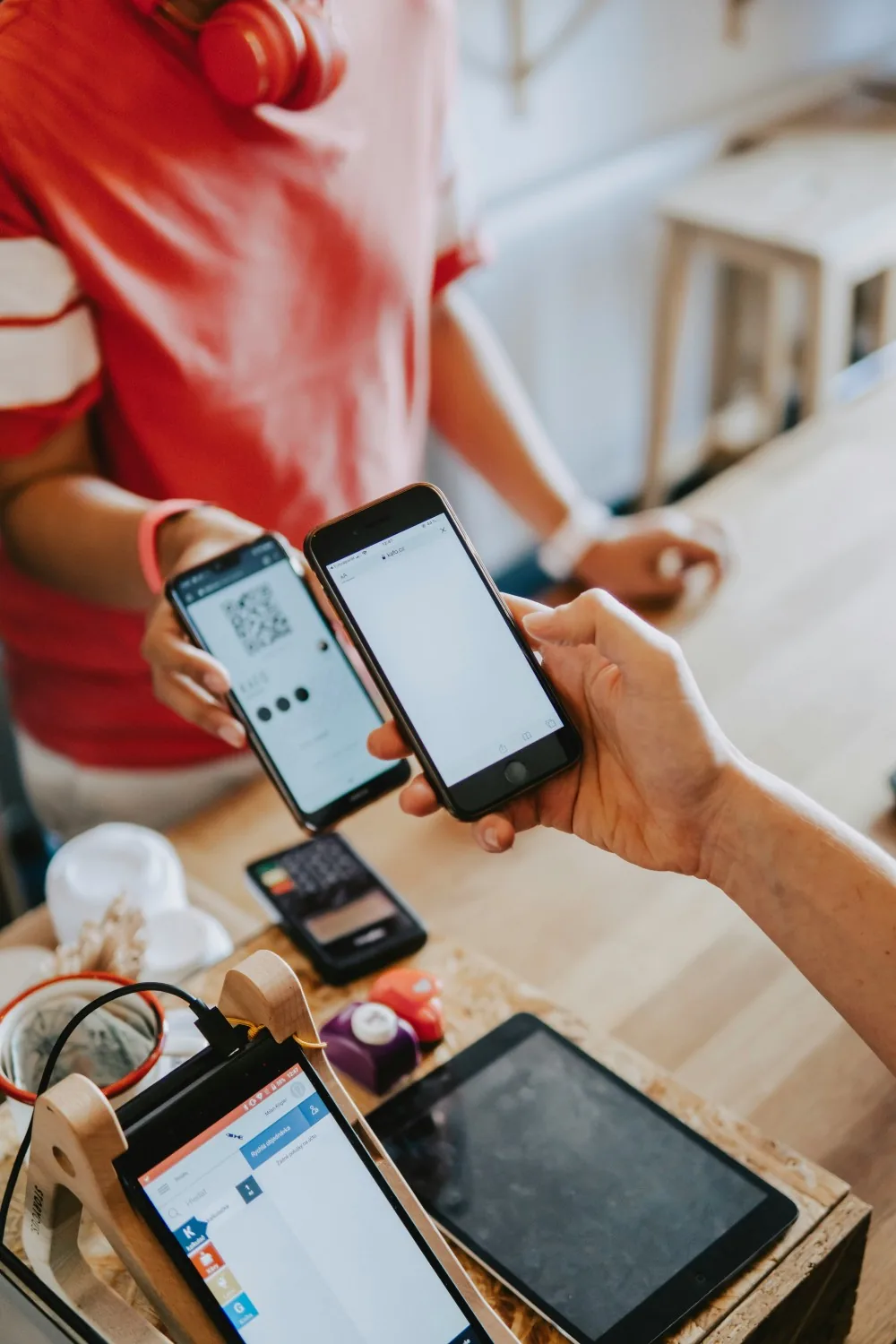 Setting up mobile payment in China: linking an international card to Alipay or WeChat Pay on a smartphone
